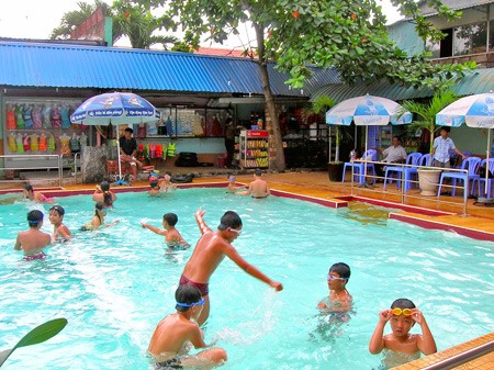 Children swim at the Ky Dong pool in HCMC’s District 3. Due to a spike in the number of people visiting pools, the number of infectious diseases is on the rise. (Filed photo) Children swim at the Ky Dong pool in HCMC’s District 3. Due to a spike in the number of people visiting pools, the number of infectious diseases is on the rise. (Filed photo)